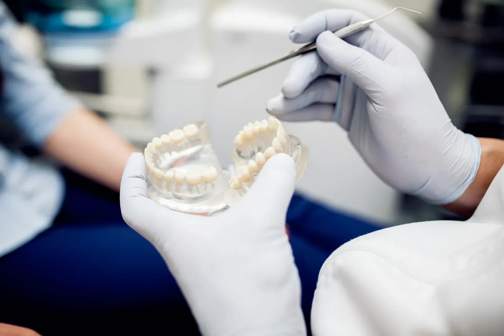 ¿Los implantes dentales producen cáncer o es un mito?