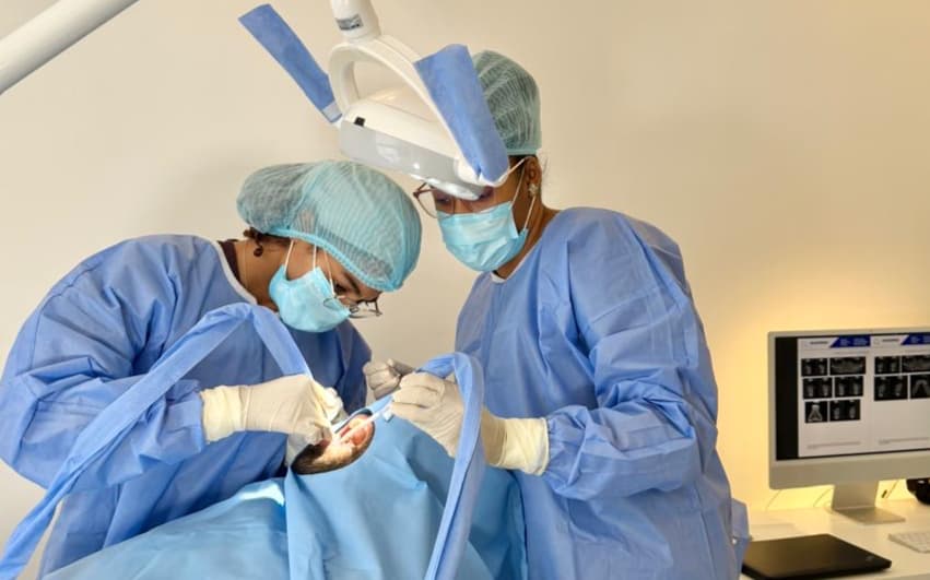 Before colocación de dos implantes para reemplazar dientes perdidos y devolver comodidad y estética 