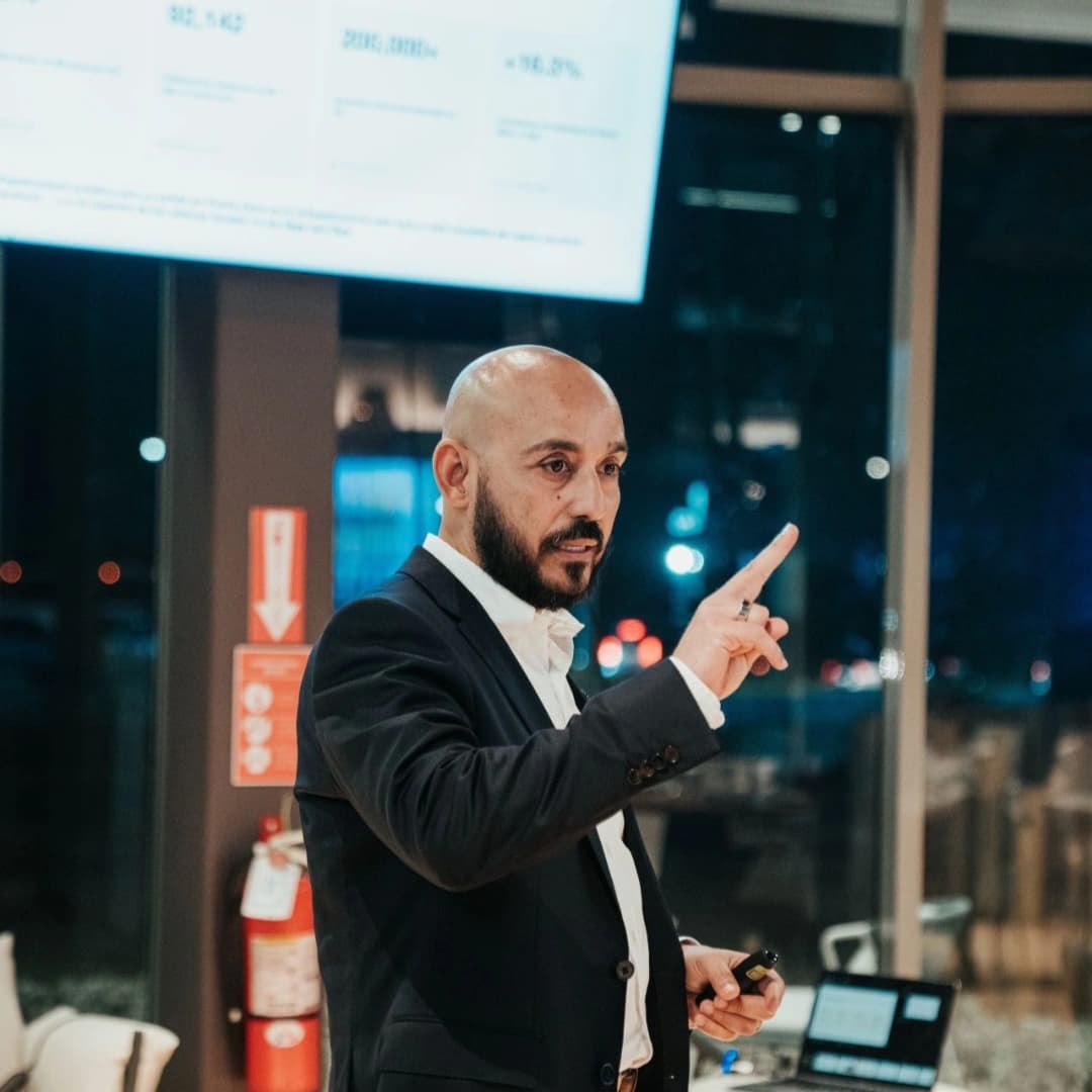Manuel Rodríguez presentando en un evento empresarial