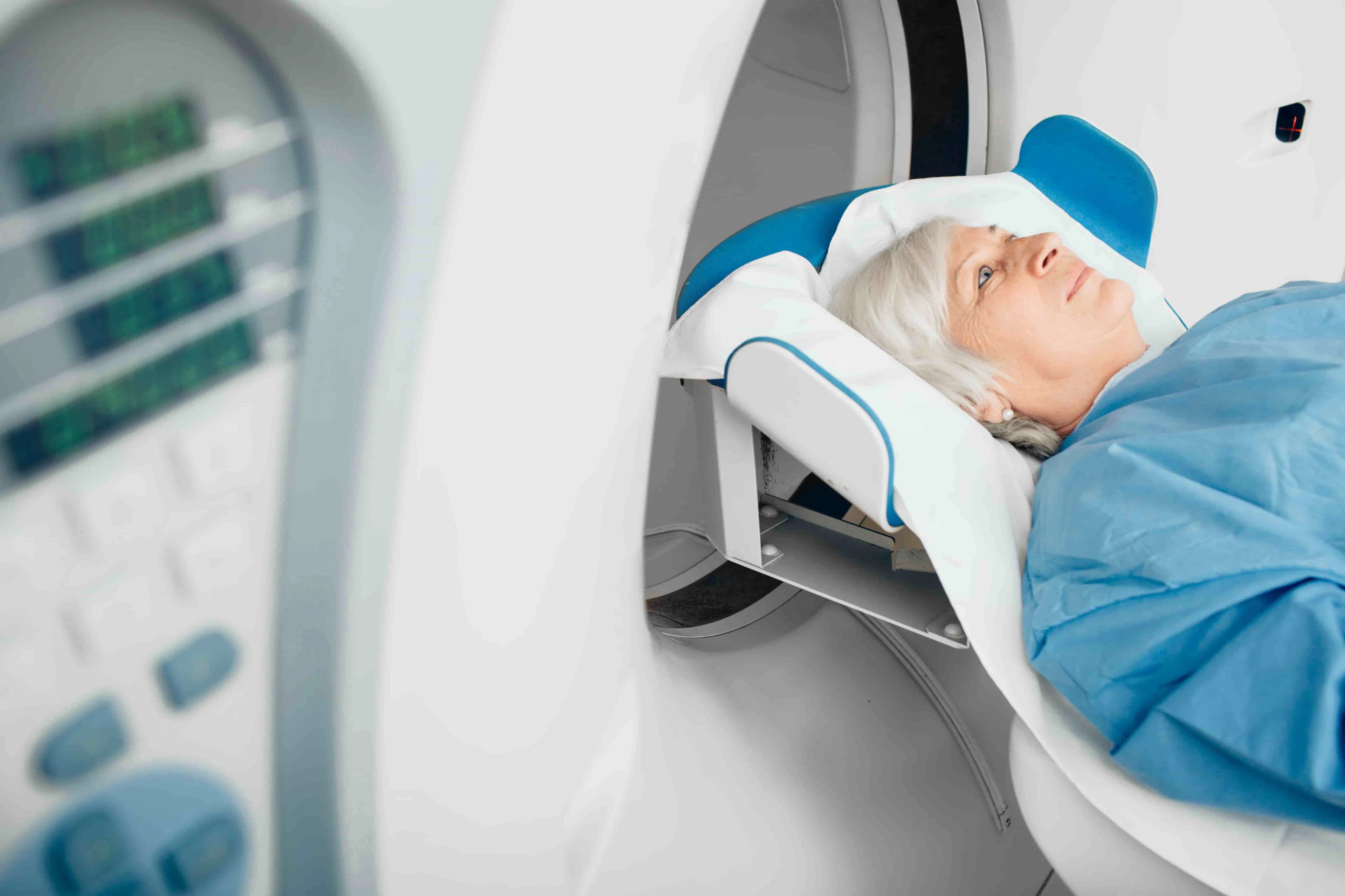 Equipo de radioterapia de intensidad modulada IMRT disponible para tratamiento de cáncer de mama en Latinoamérica"