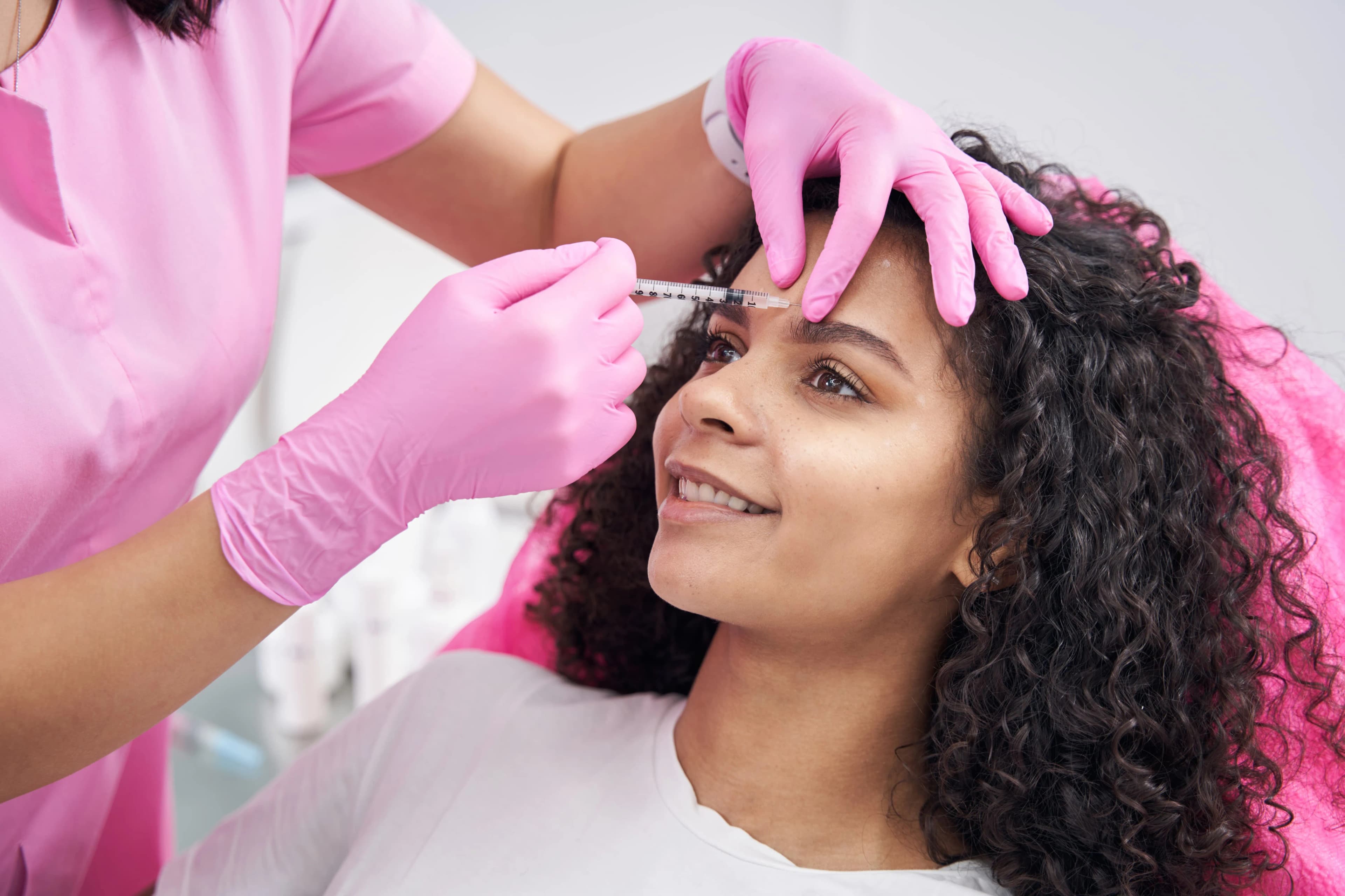 Mujer es feliz cuando le colocan botox