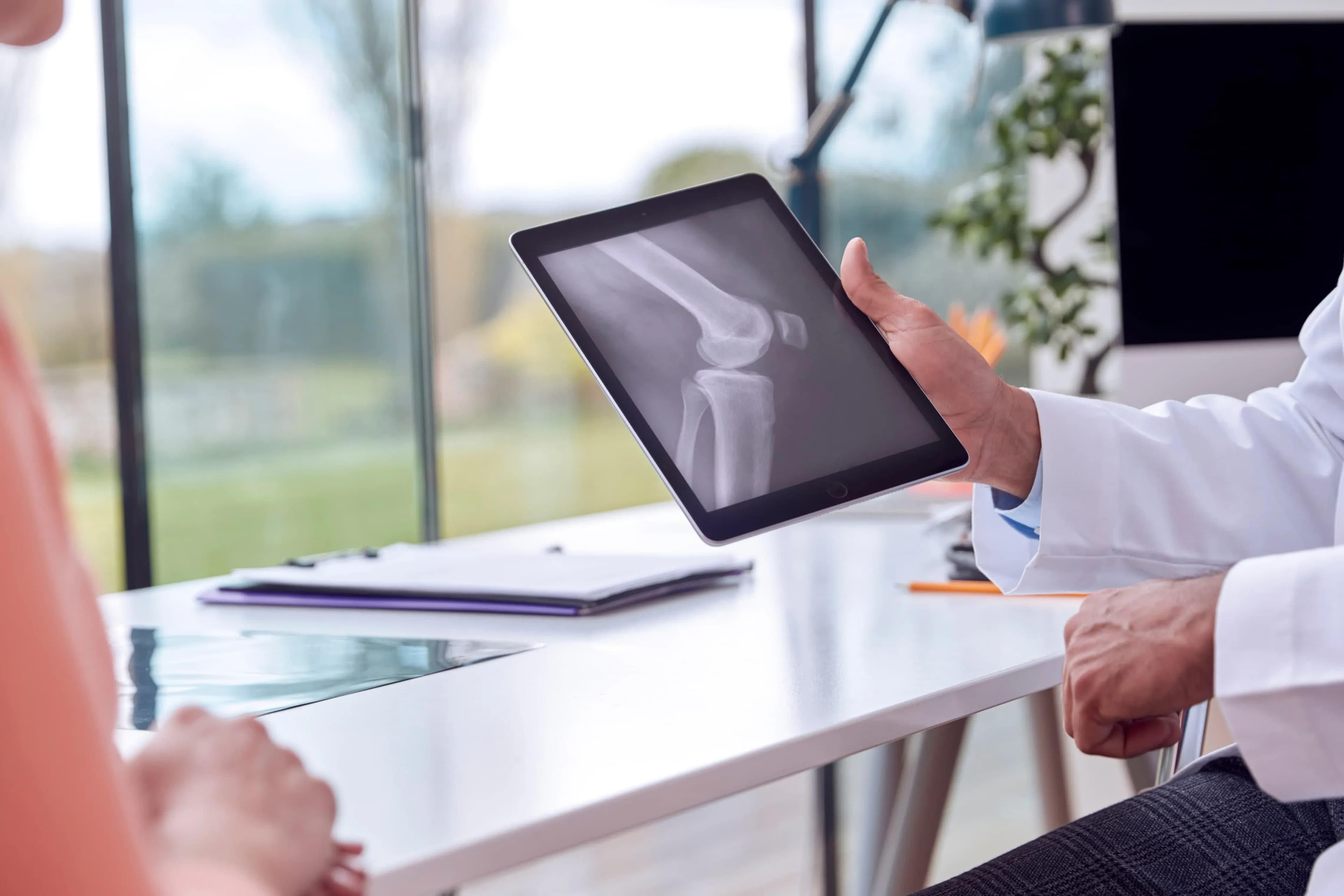 Doctor obserbando diagnostico de radiografia